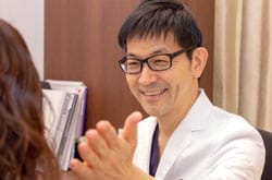 {美容外科とは、人の見た目を改善する臨床医学の一つで、標榜科目にもなっている医療です。当院ではカンセリングでのインフォームド・コンセントを第一に考えながら最新の美容医療を通じてクオリティ・オブ・ライフ(QOL)の追求を実現し、見た目のコンプレックスの改善を目指します。}